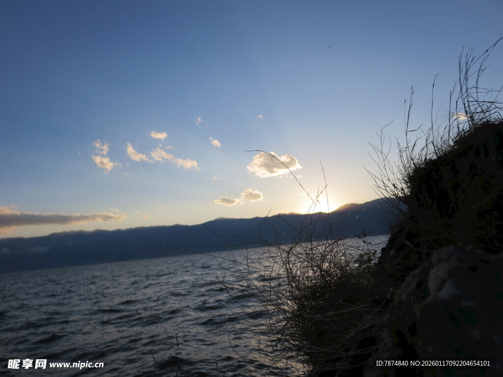 湖畔夕阳下的自然景致