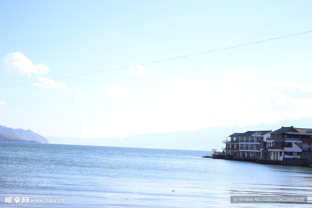 海边建筑与广阔海面