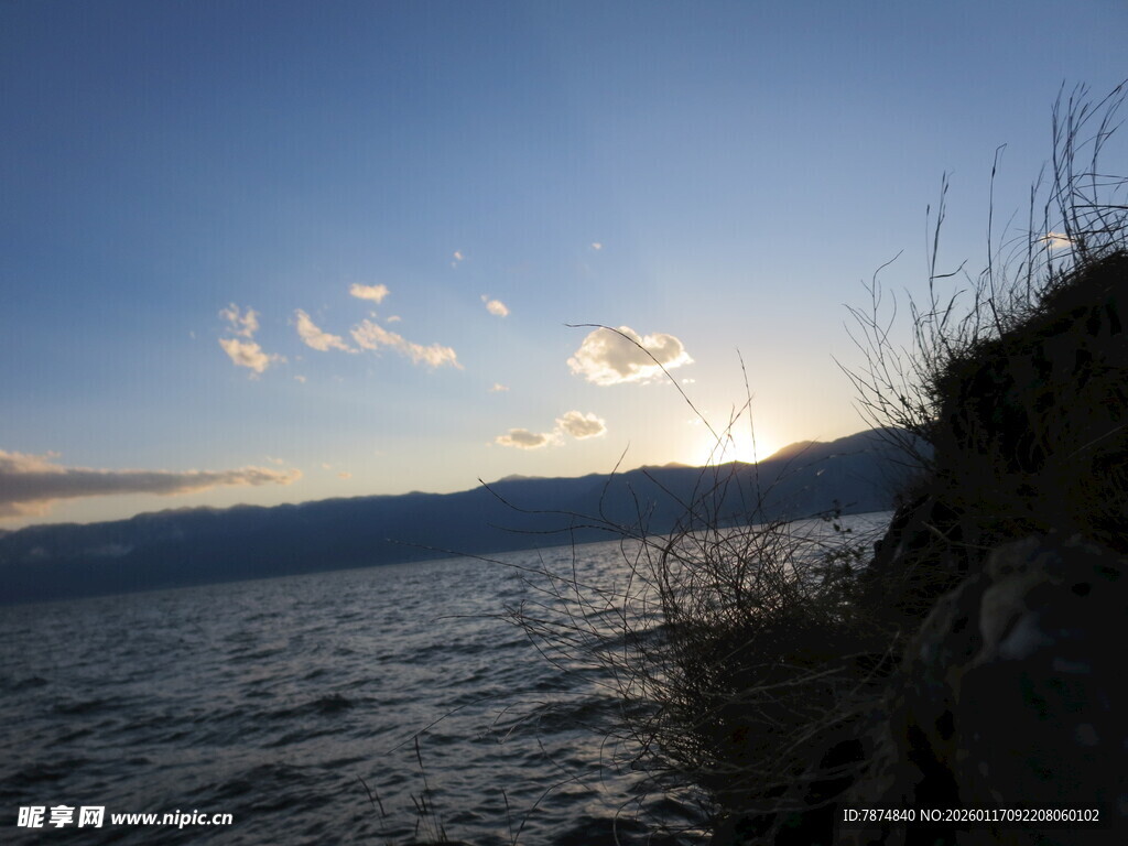 湖畔日落美景