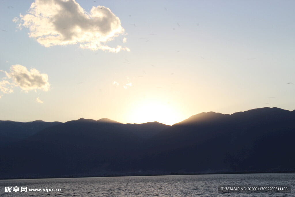 夕阳下的山水美景