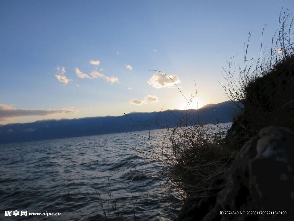 湖畔夕阳下的自然美景