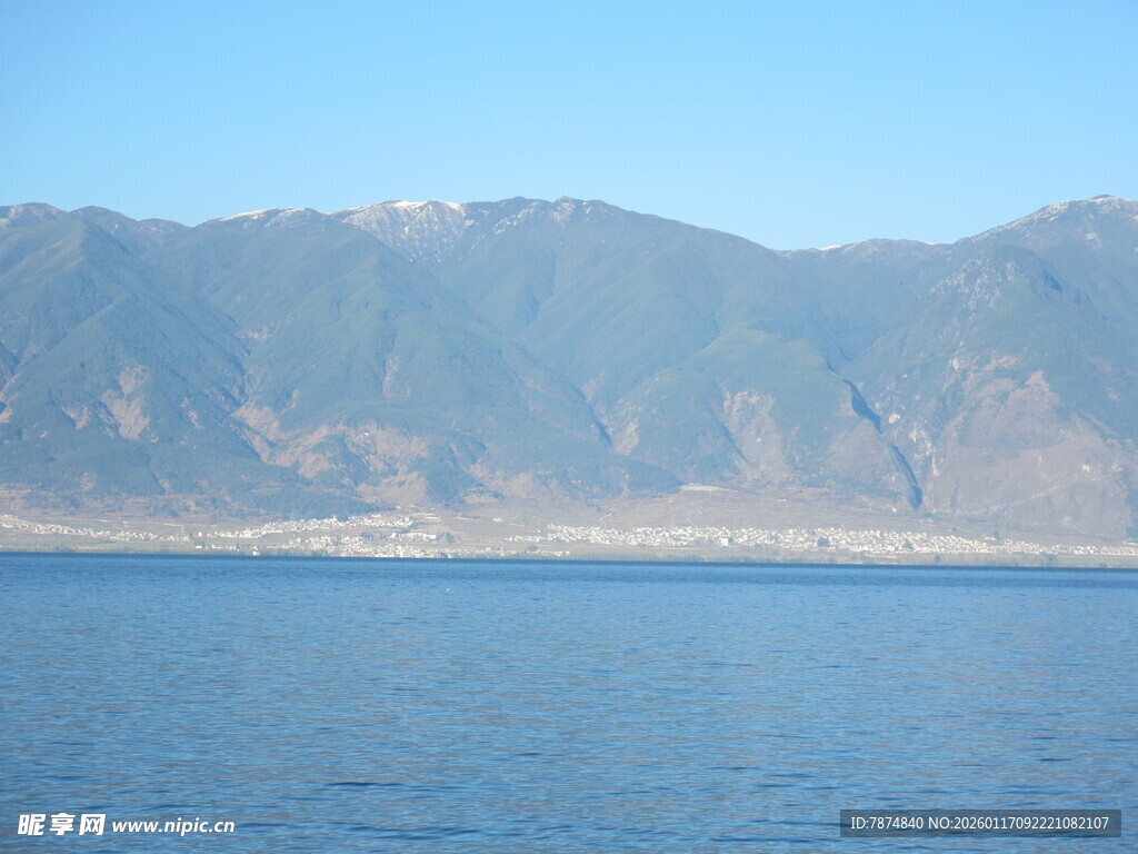 宁静山水间的广阔蓝色水域