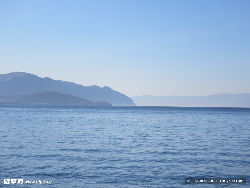 宁静海面与远处山峦