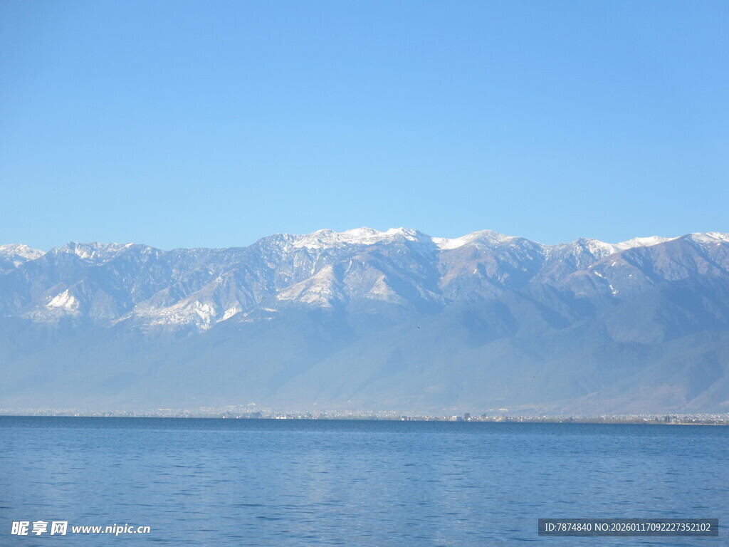 雪山下的宁静湖水