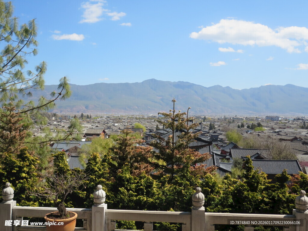 俯瞰古城与远山美景