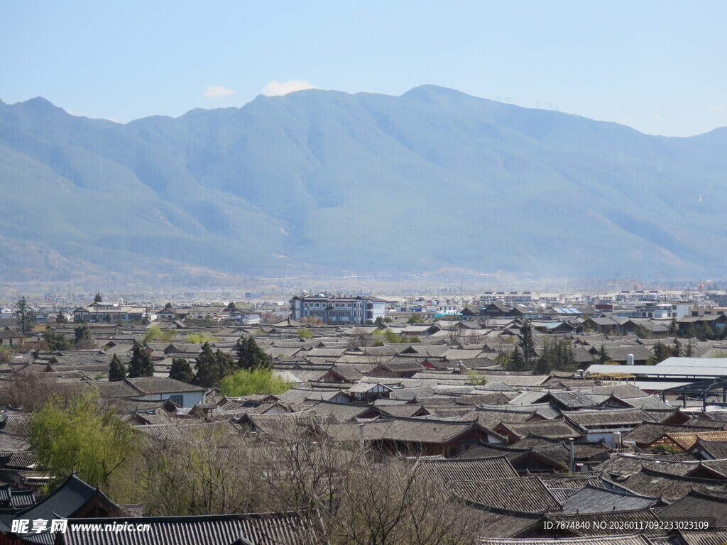 俯瞰古城与远山美景