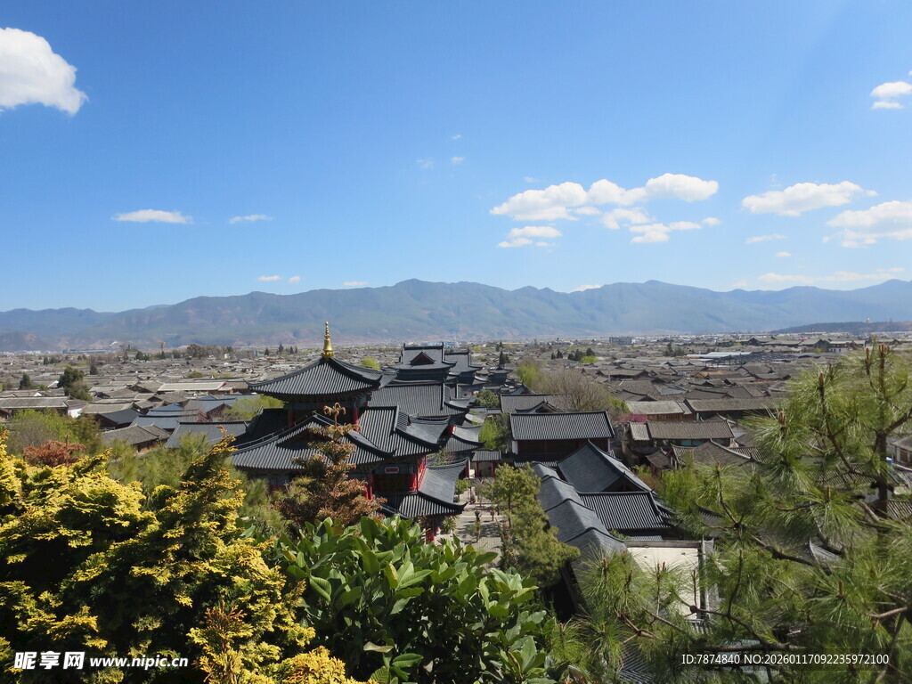中式古建筑群与远山风景