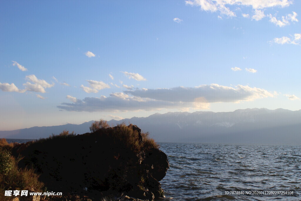海边岩石与蓝天美景
