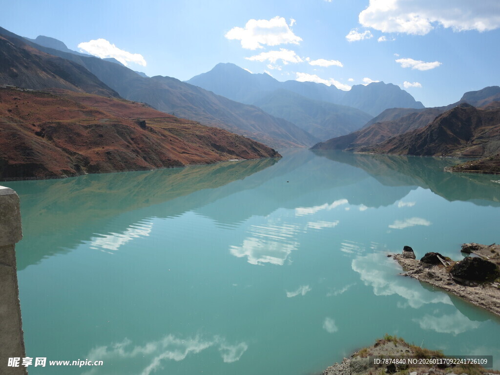 壮丽河谷中的碧绿湖水