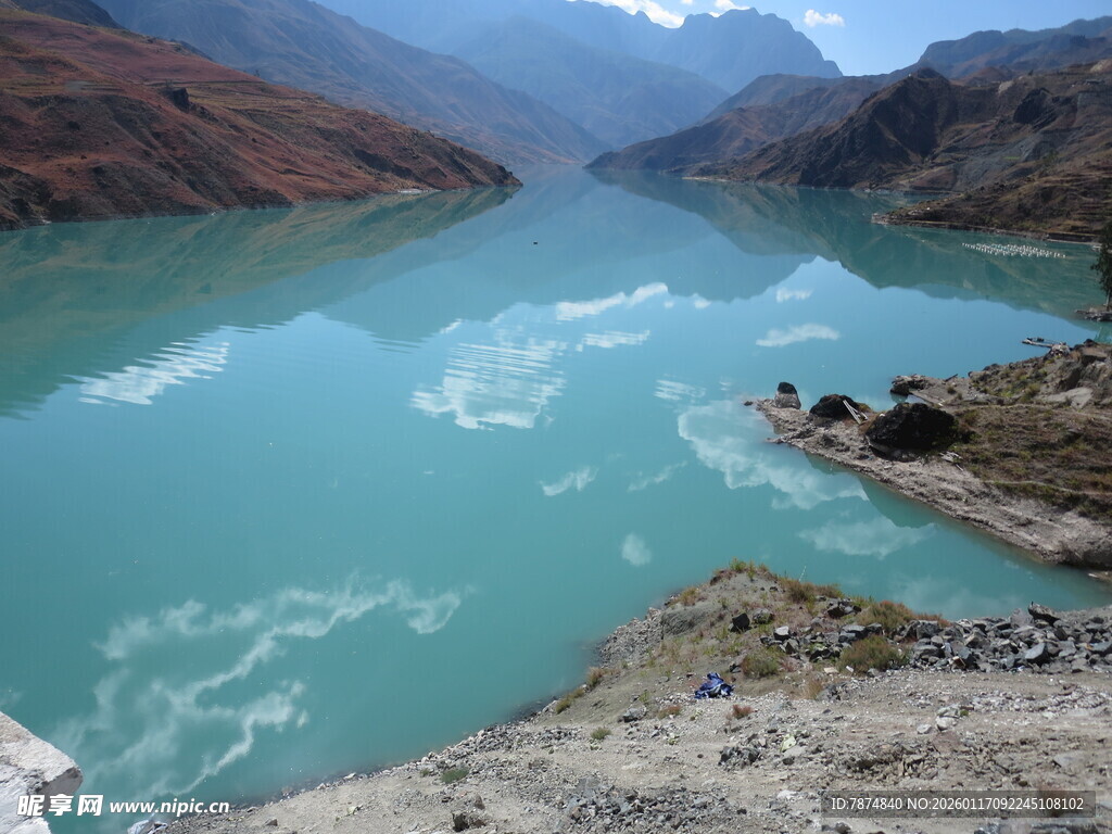 壮丽河谷蓝绿水景风光
