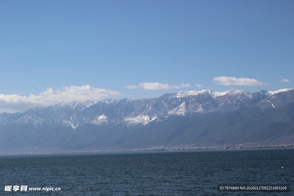 湖畔雪山美景