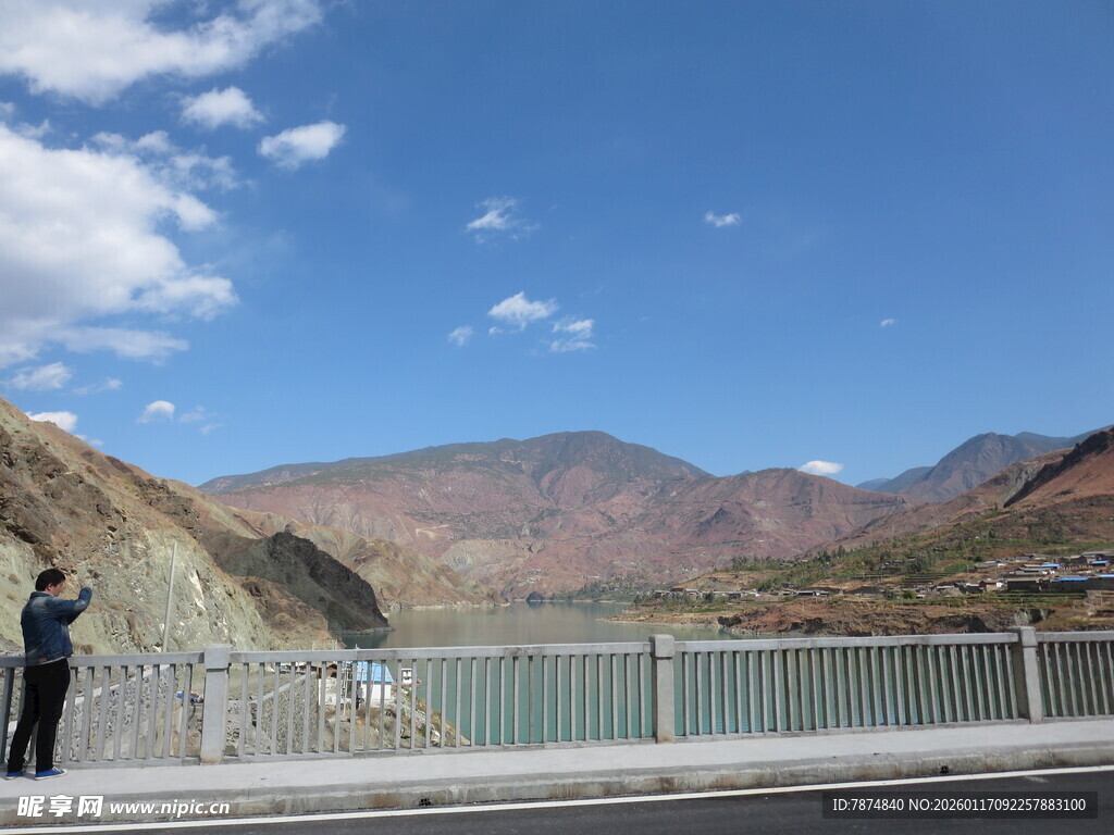 桥上观景人 远山蓝天景
