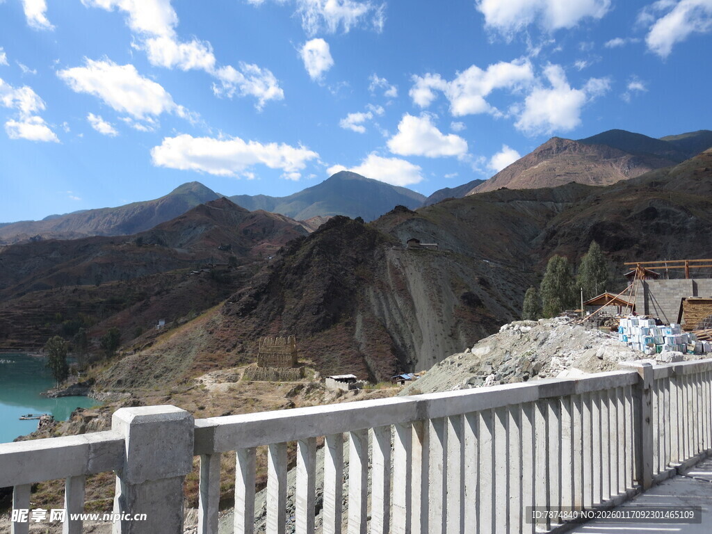 山间湖畔美景