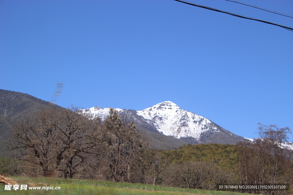 雪山下的开阔景致