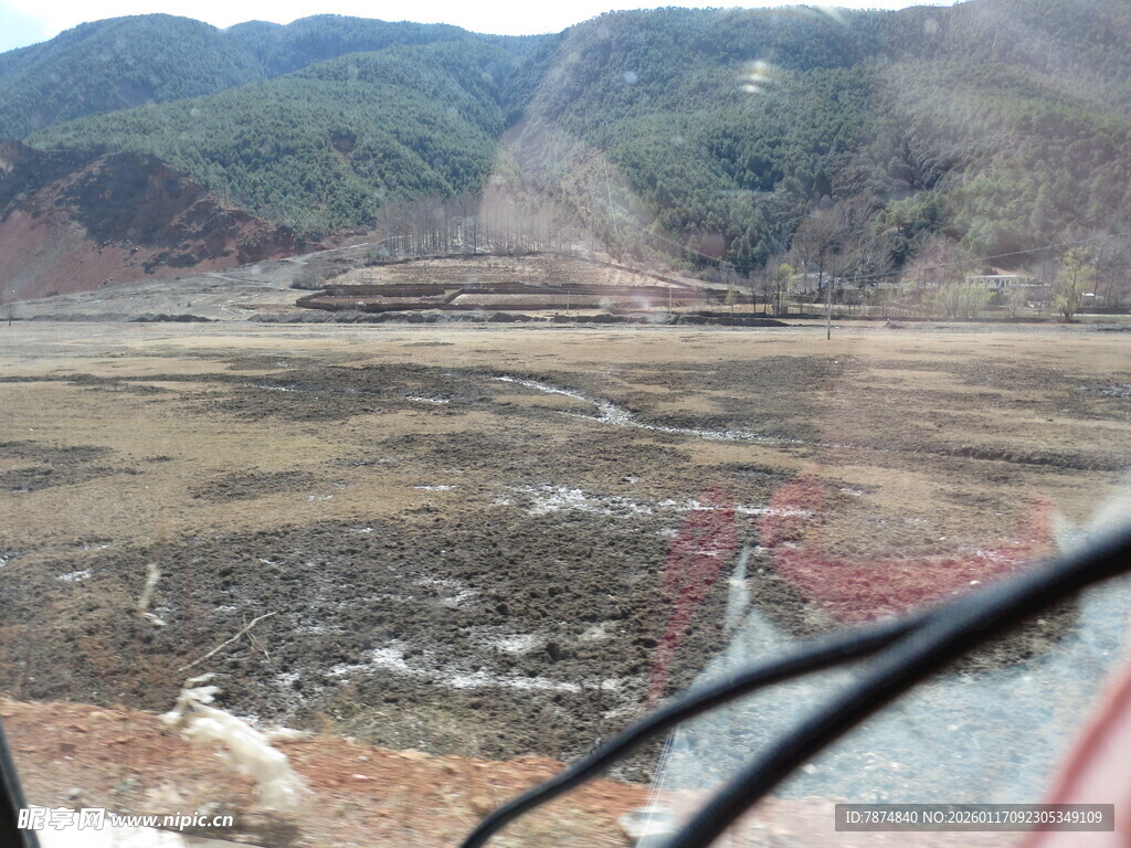 山间泥泞道路景观