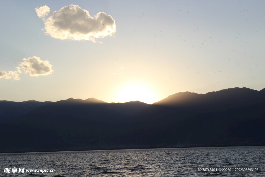 夕阳下的山水湖景