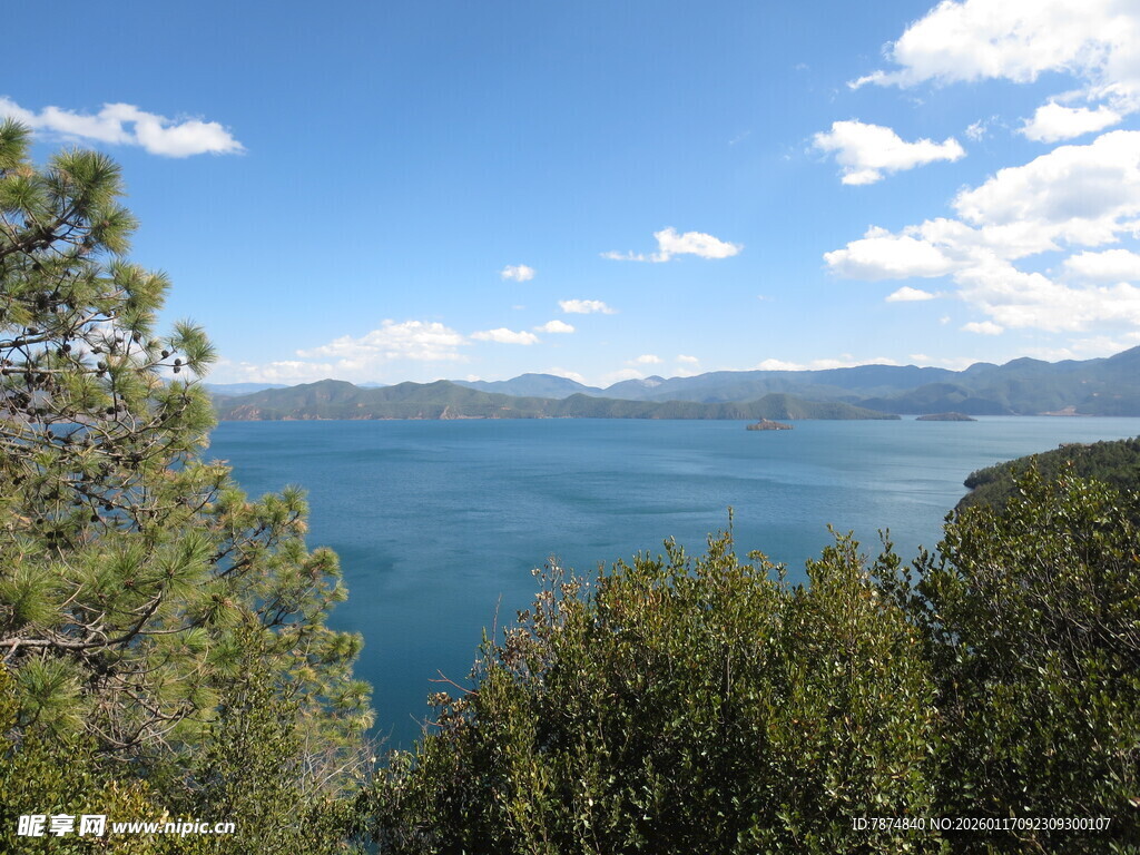 湖畔山林美景