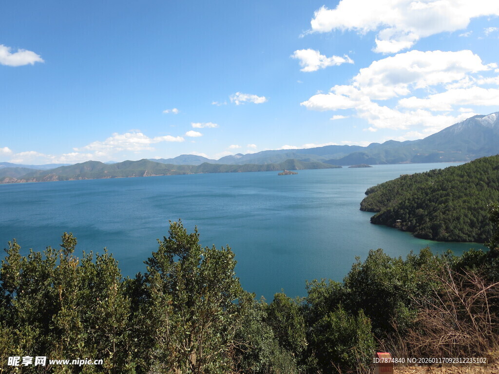 湖畔青山美景