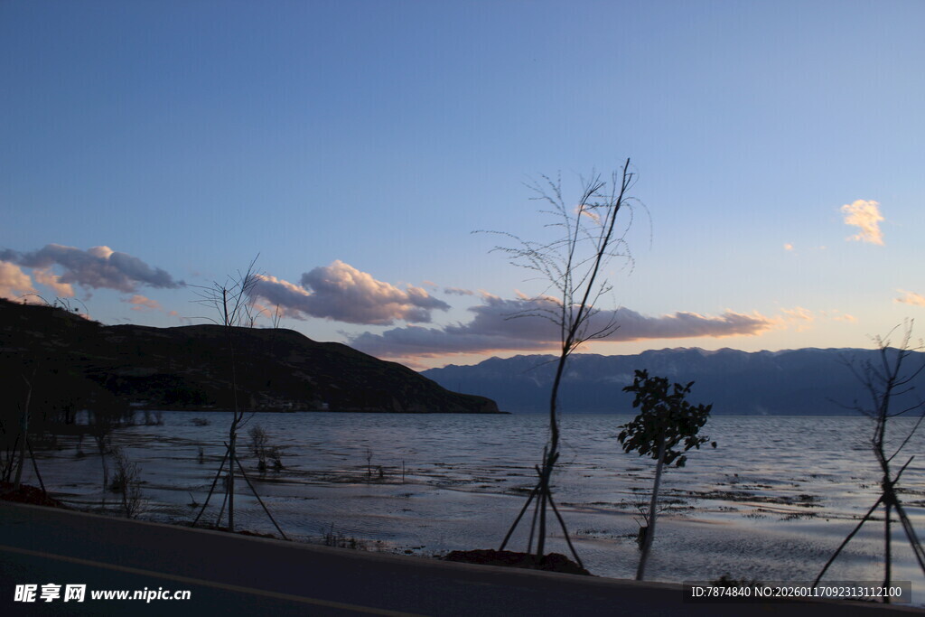 湖畔黄昏美景
