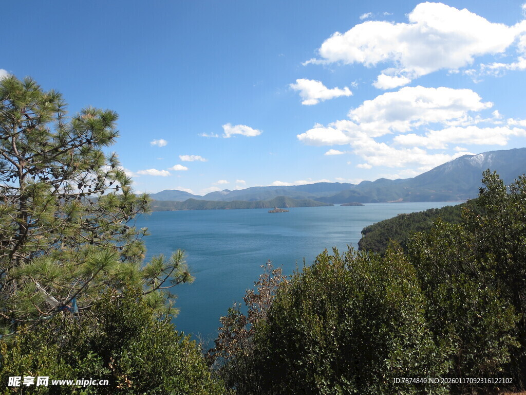 湖畔山林美景