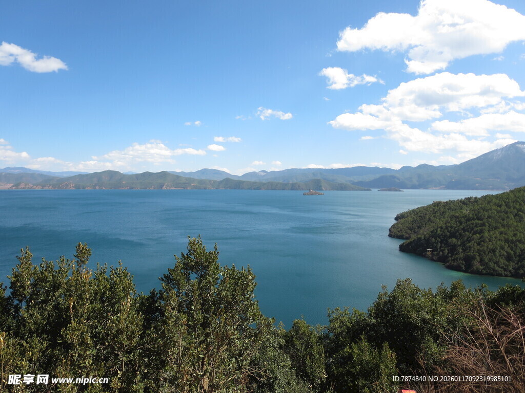 湖畔青山美景
