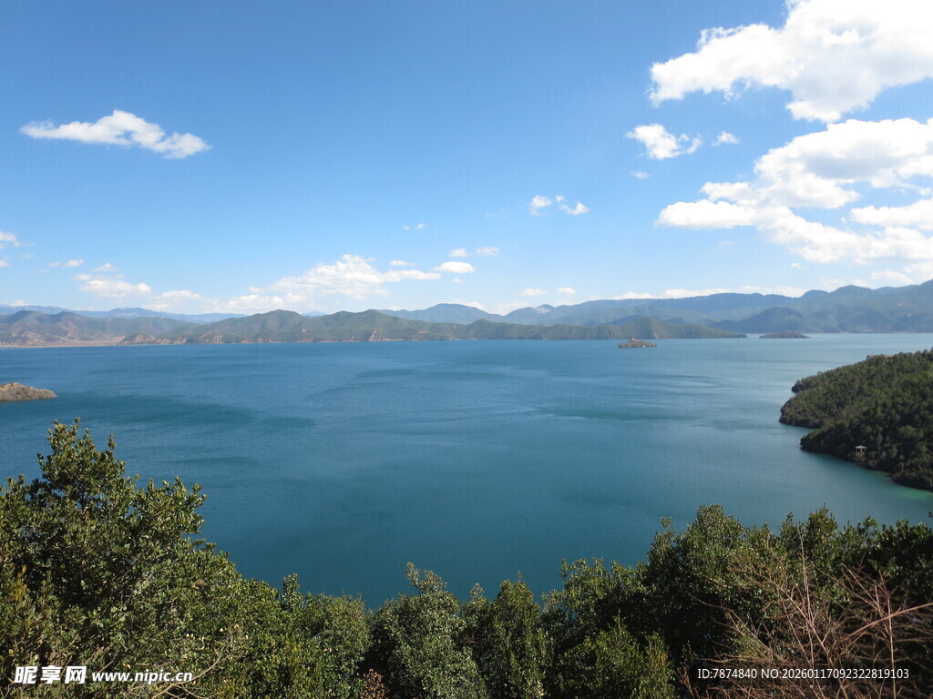 湖畔青山蓝天美景如画