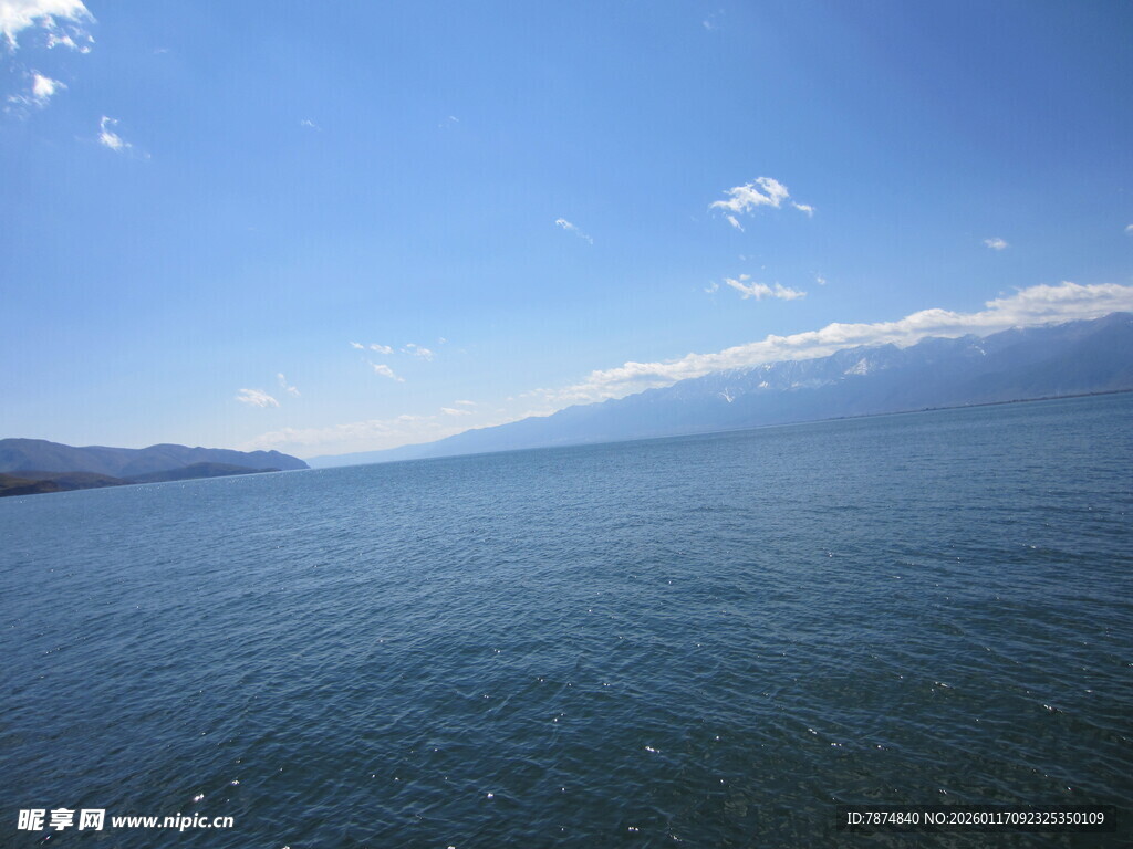 蔚蓝大海与晴朗天空美景