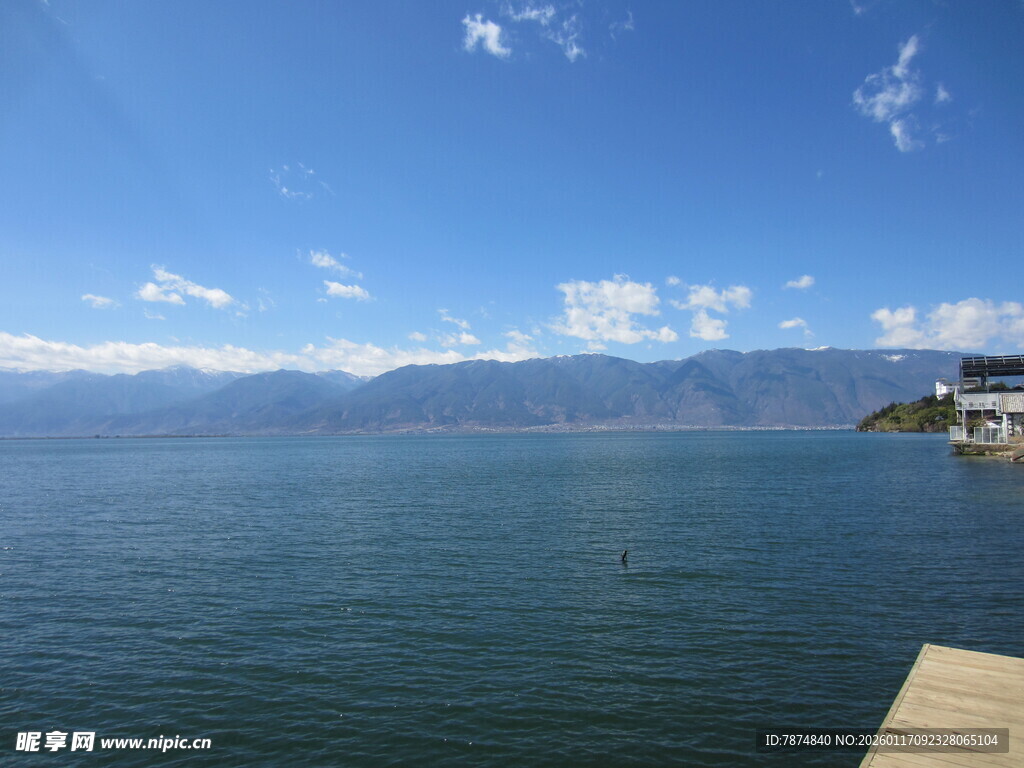 湖畔蓝天山水美景