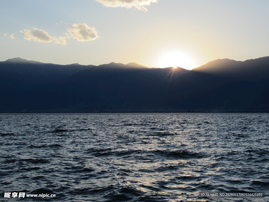 夕阳下的海面与远山