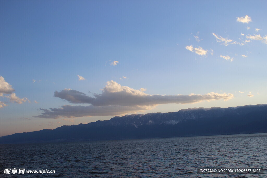 湖畔蓝天远山美景