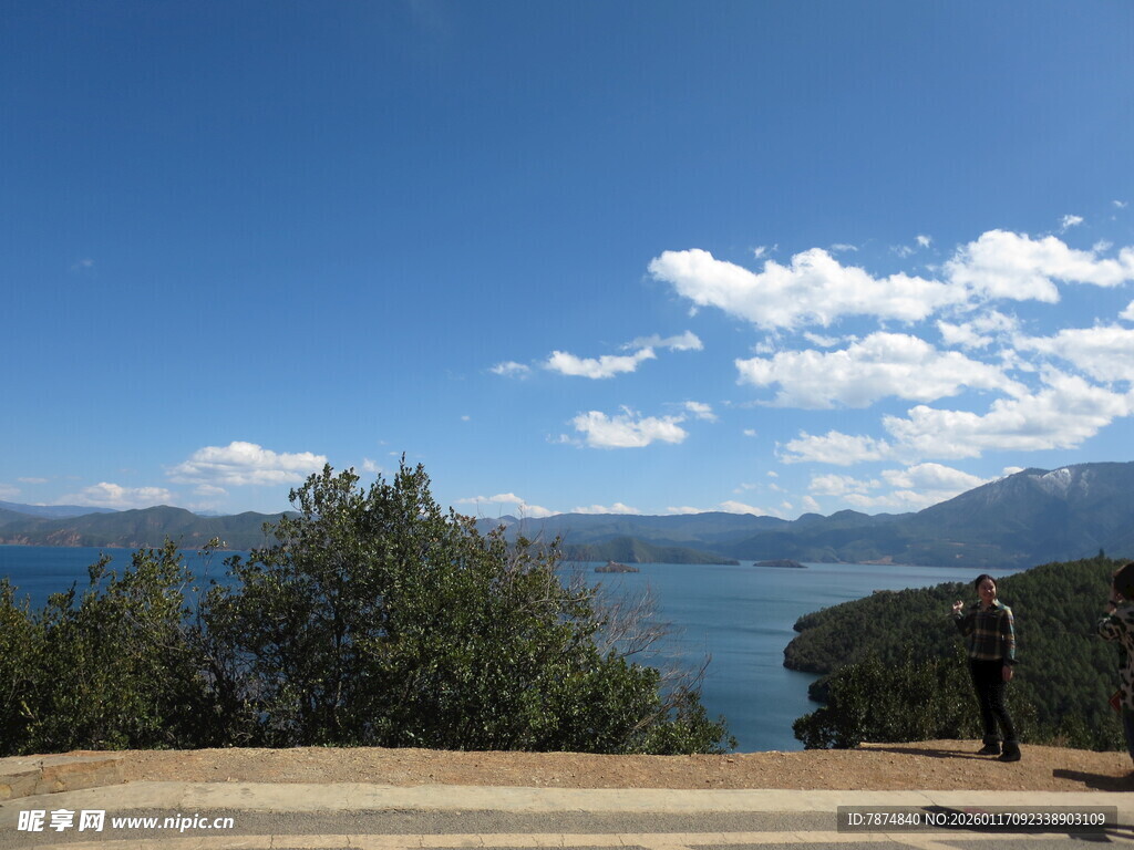 湖畔美景 一人驻足赏风光