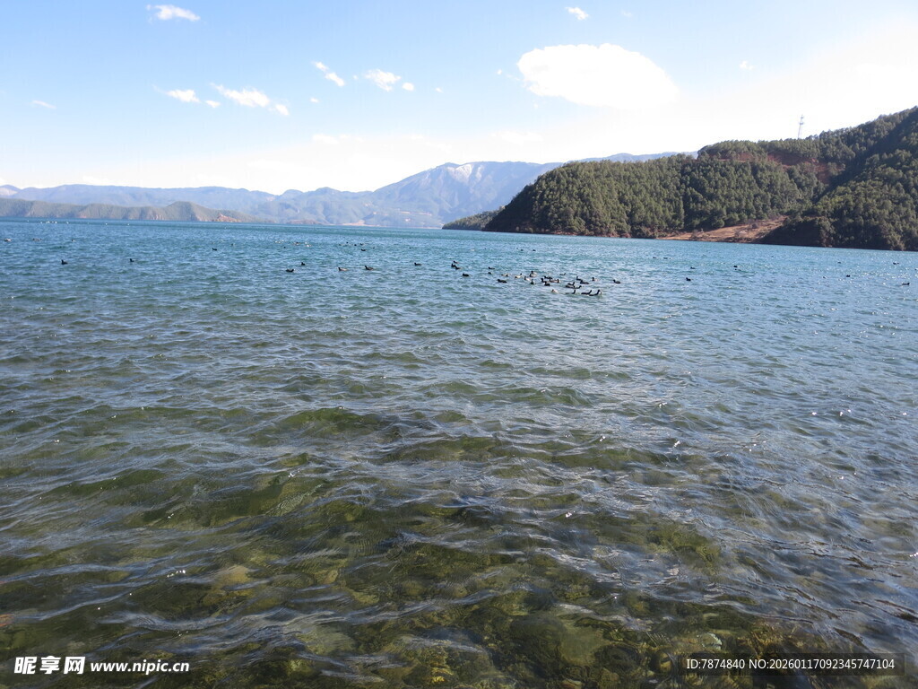 宁静湖水与远山美景