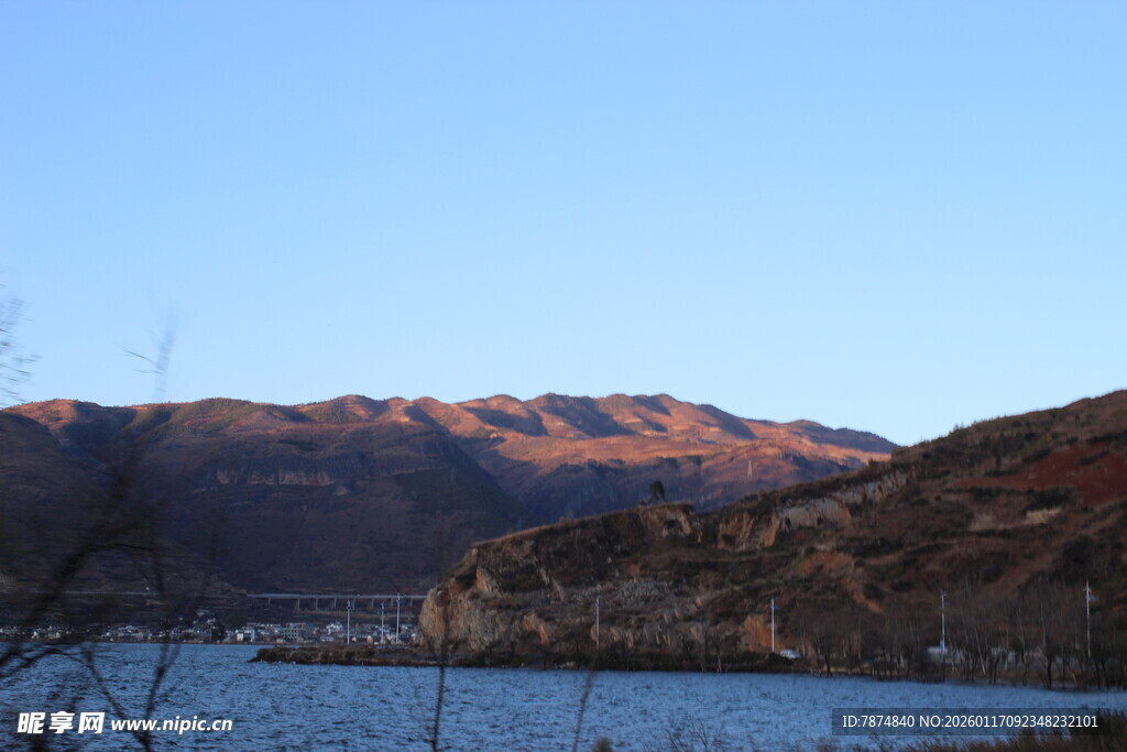 湖畔山峦美景