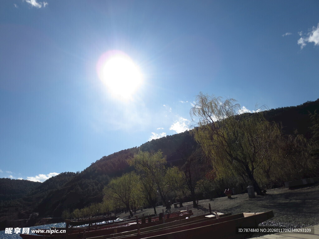 阳光照耀下的山水景致