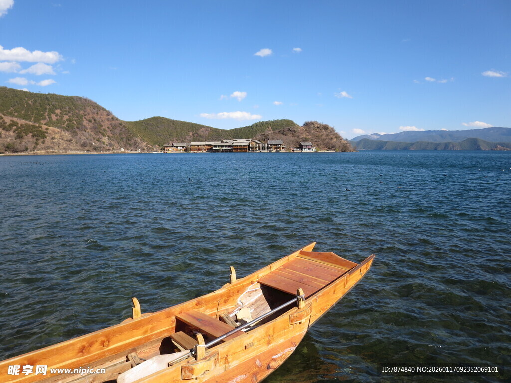 湖畔木舟 静享湖光山色