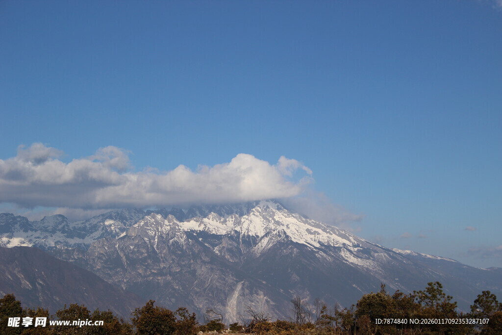 雪山远景 蓝天绿树相衬