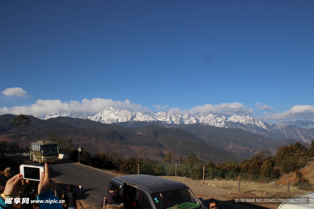 雪山美景前的游客留影