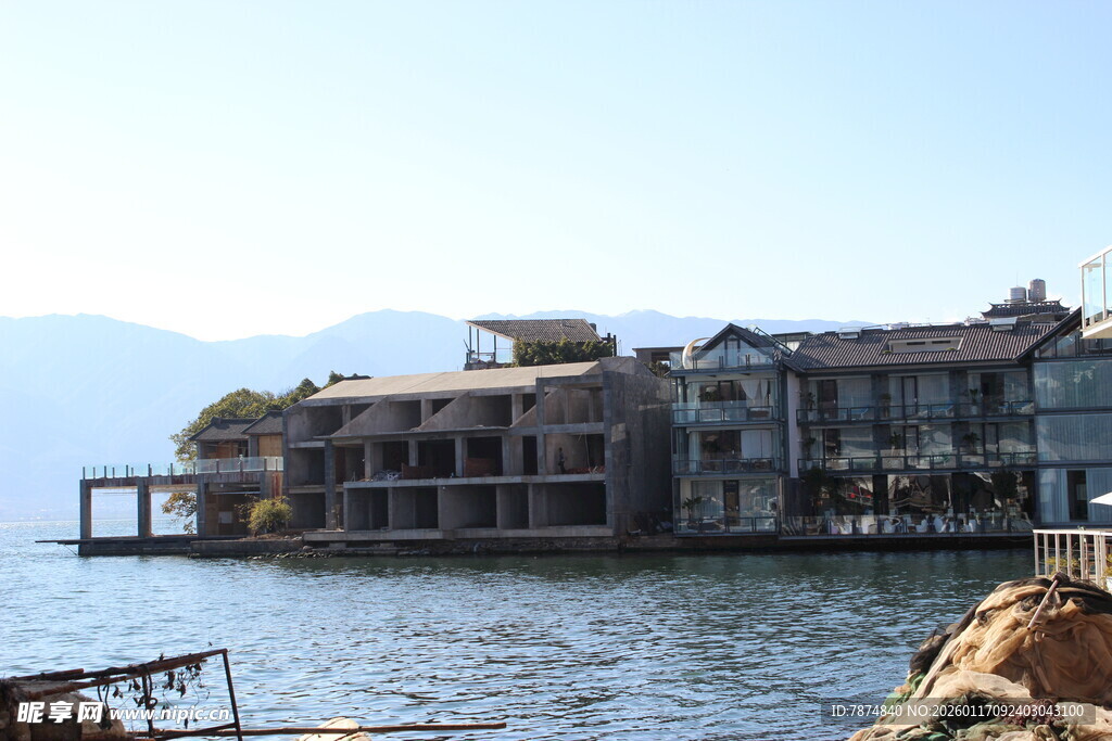 湖畔临水建筑群风光