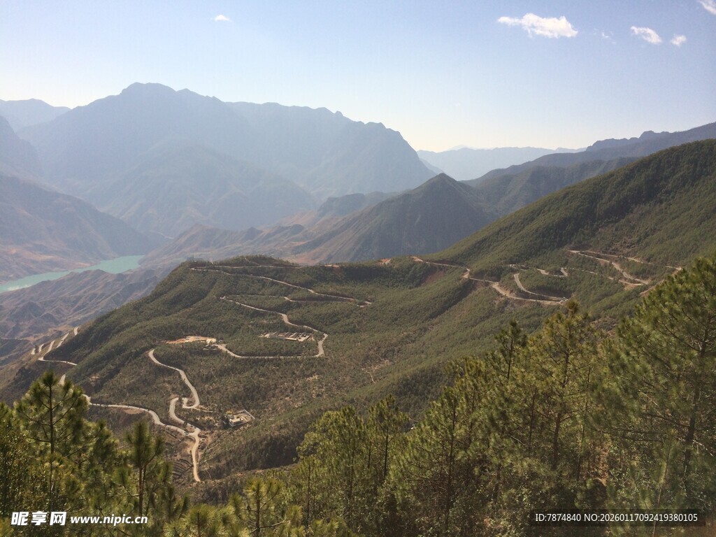 山间蜿蜒公路与葱郁景致