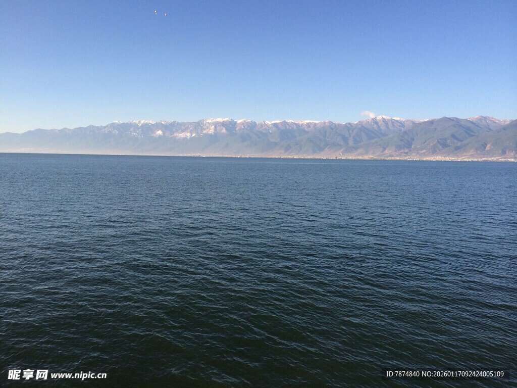 广阔湖面与远处山脉景观