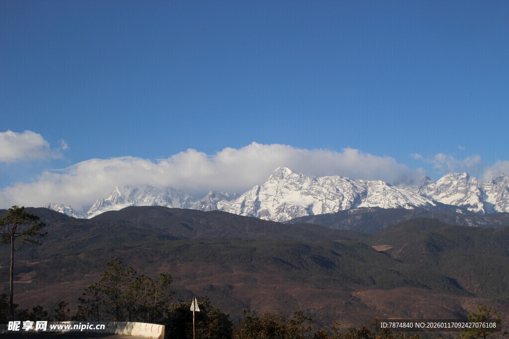 雪山远景 壮丽自然风光