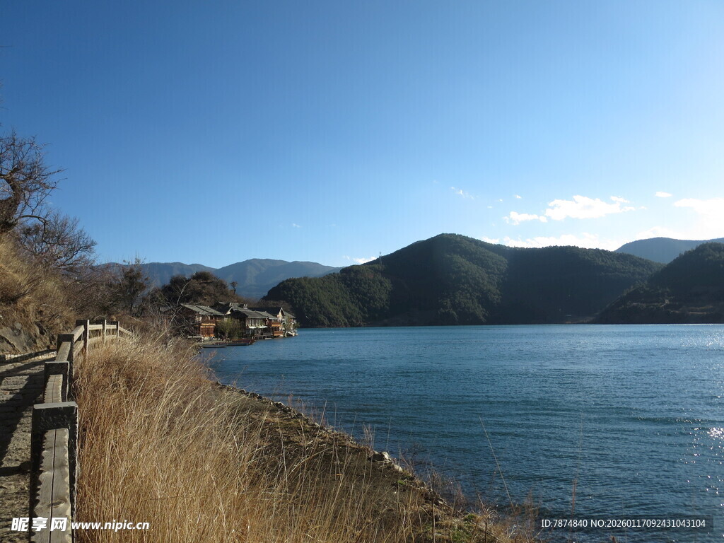 湖畔风光 远山近水景色美