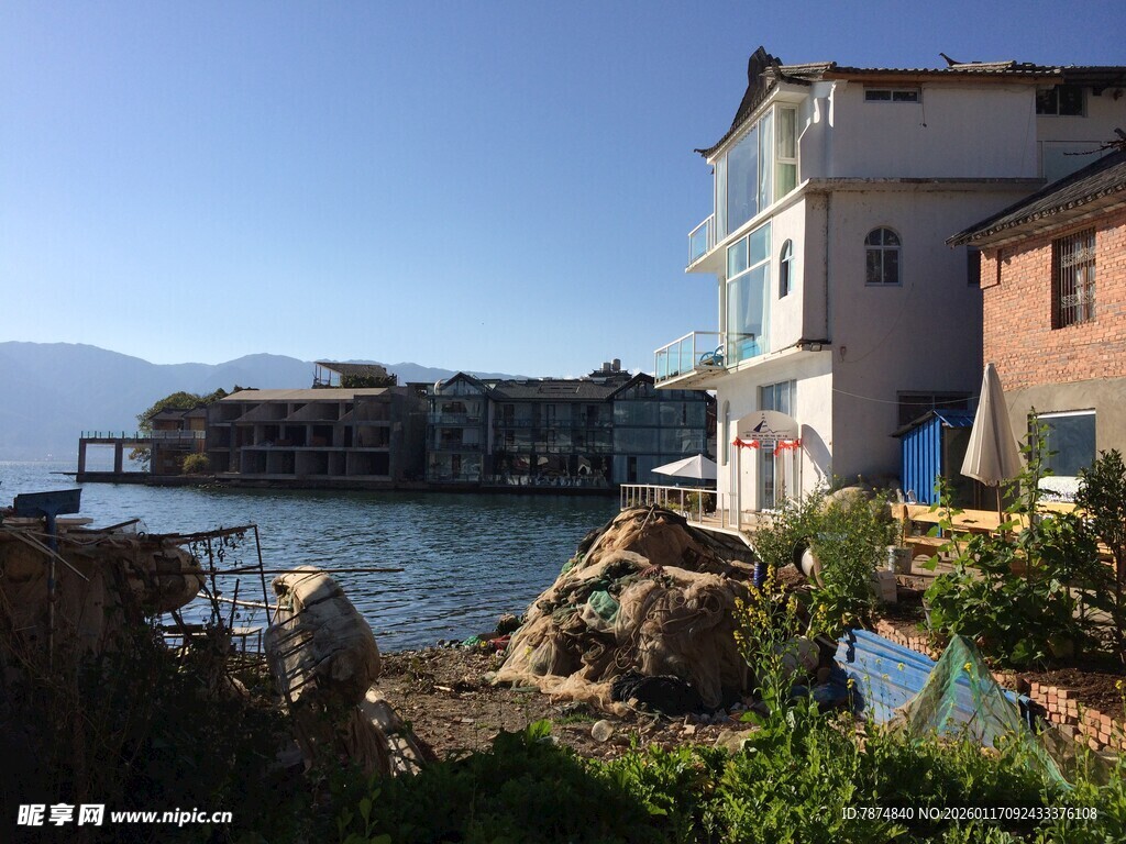 海边错落有致的多彩建筑