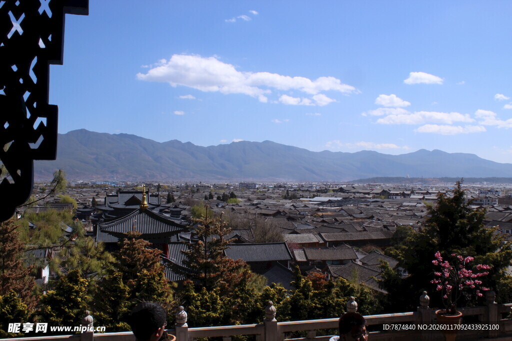 古城远眺 山峦蓝天相映