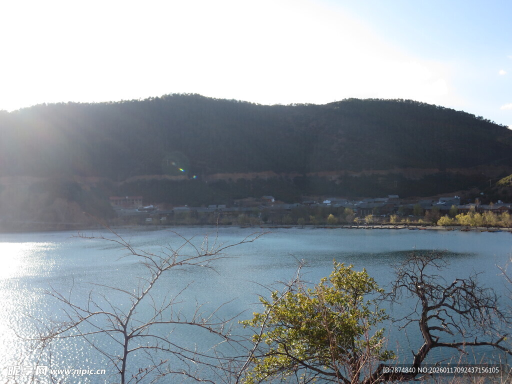 湖畔山景 阳光洒落美景