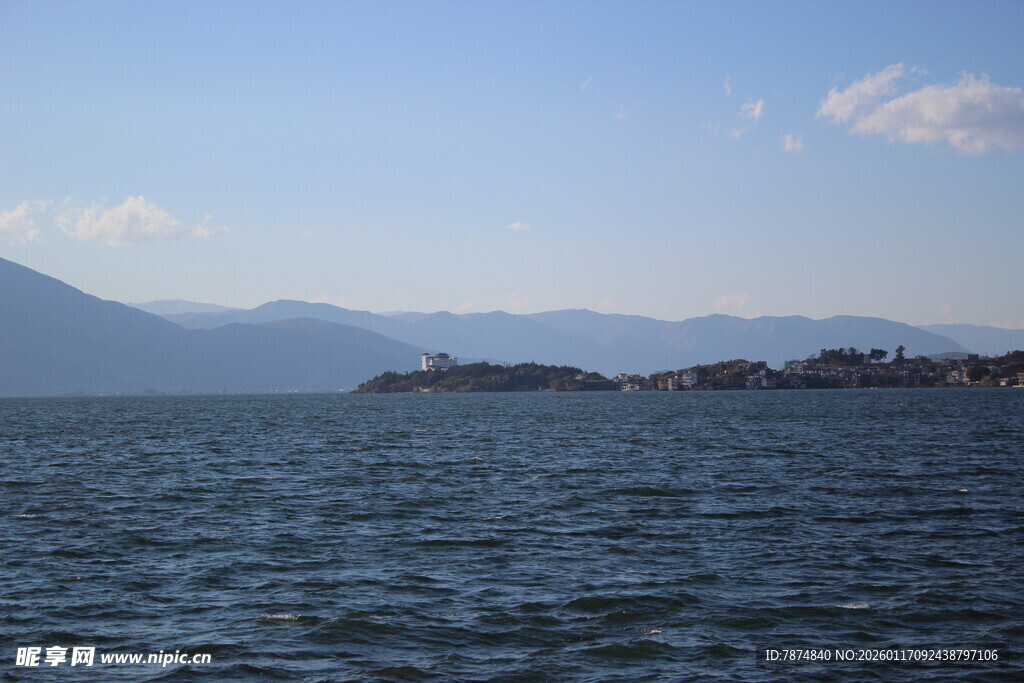 宁静湖景与远处山峦