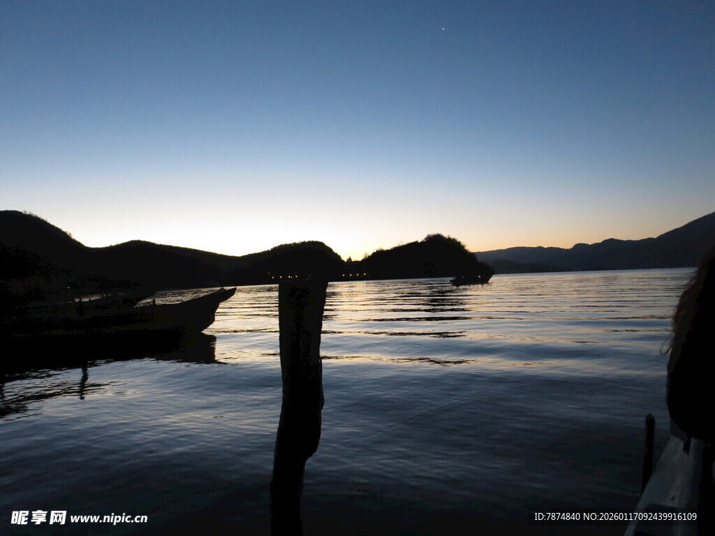 黄昏湖畔的静谧风景