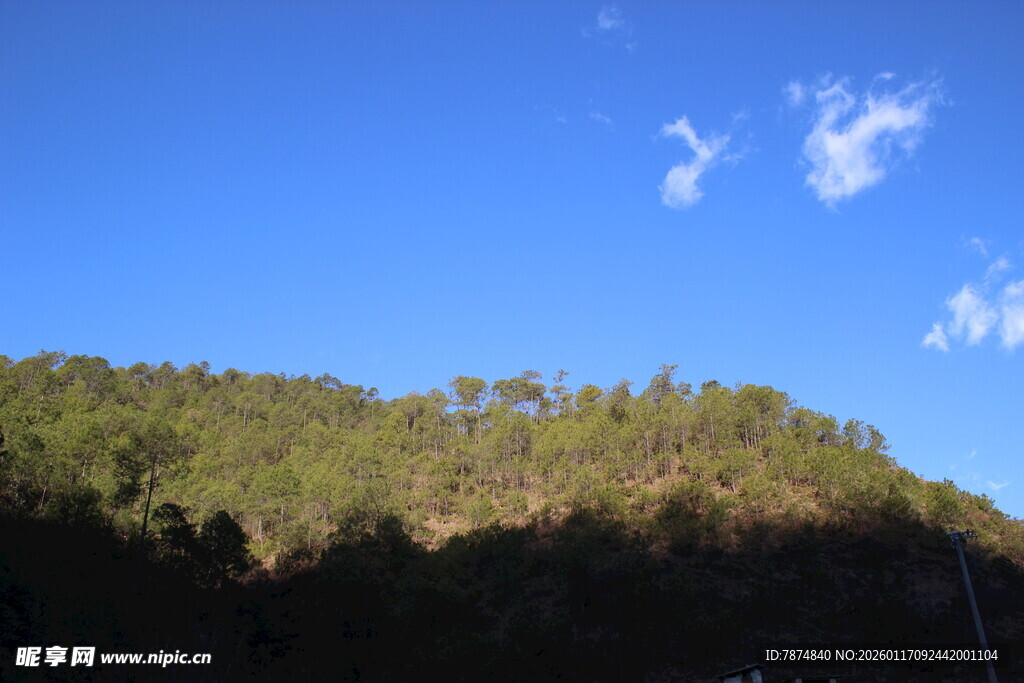 蓝天青山风景图