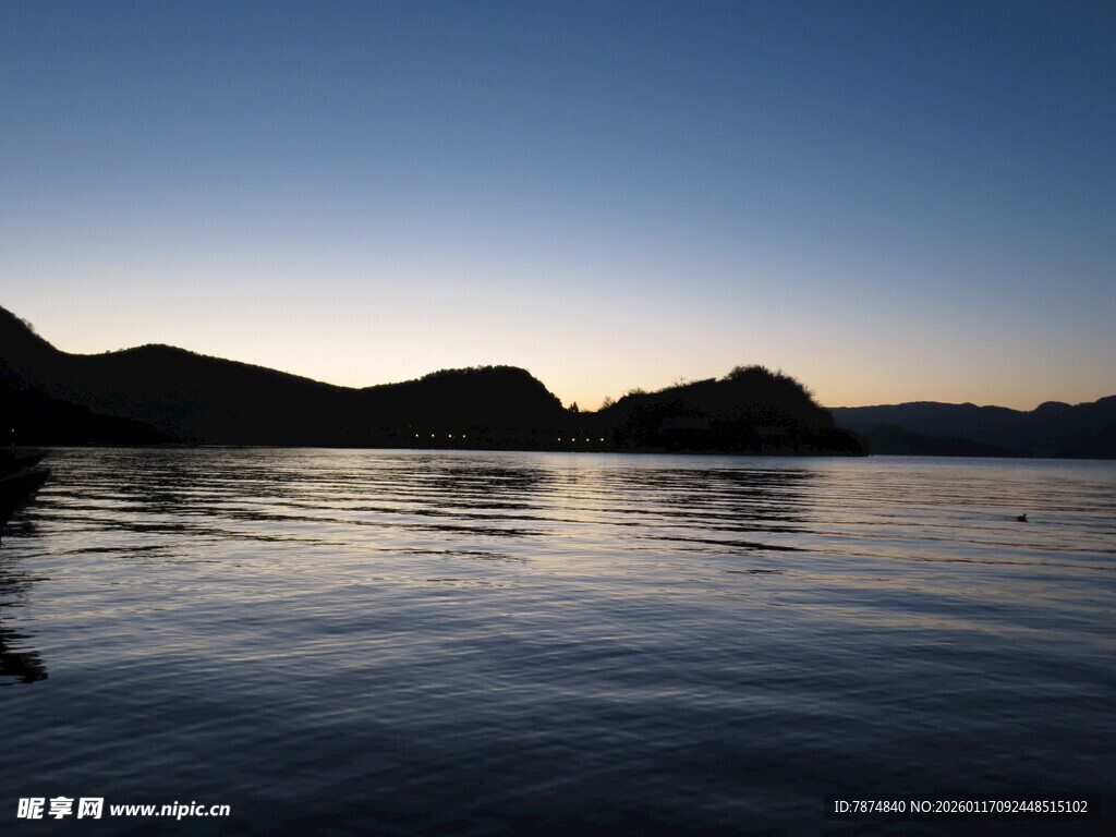 黄昏湖畔的宁静山水景色
