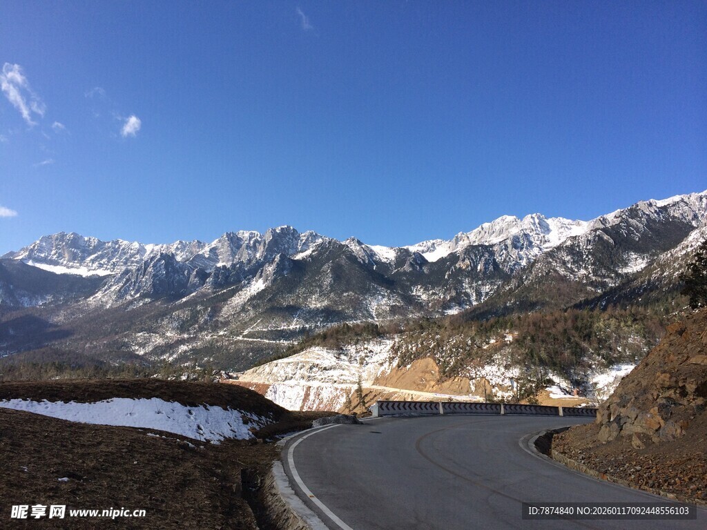 雪山下的蜿蜒公路